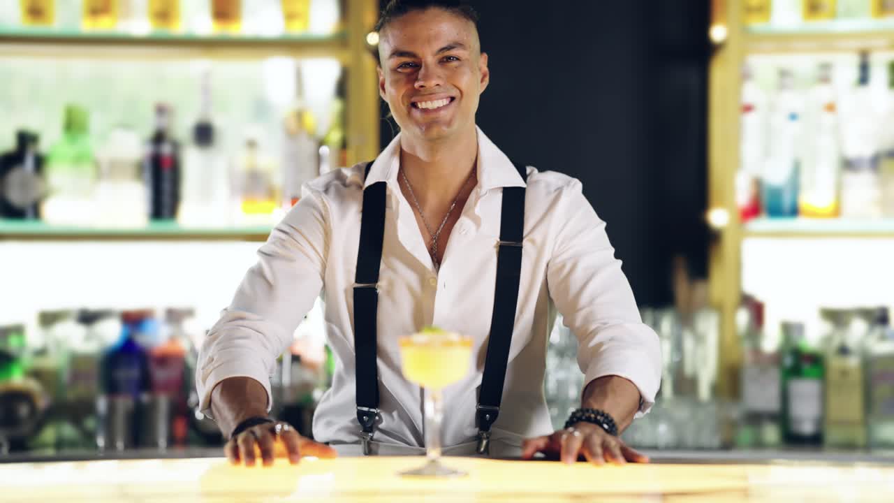 Barman Sonriente de Pie Detrás de la Barra con un Cóctel