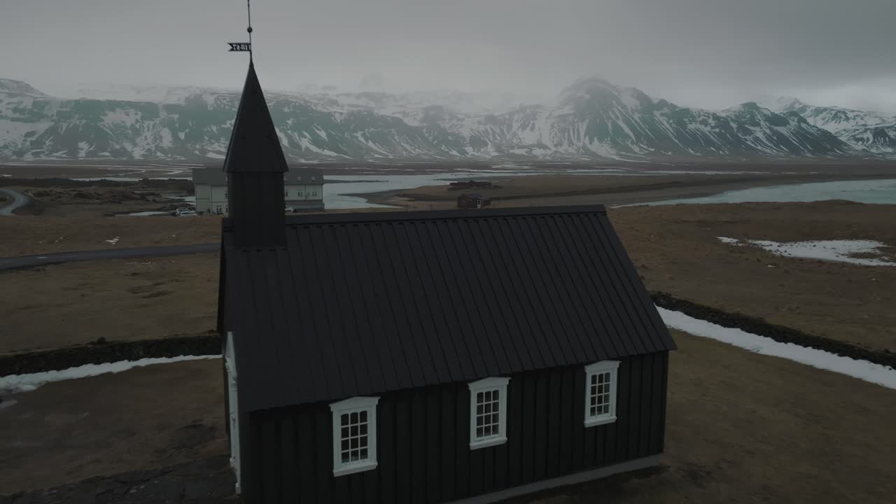 enfoque aéreo del edificio religioso de la iglesia negra de budir en islandia
