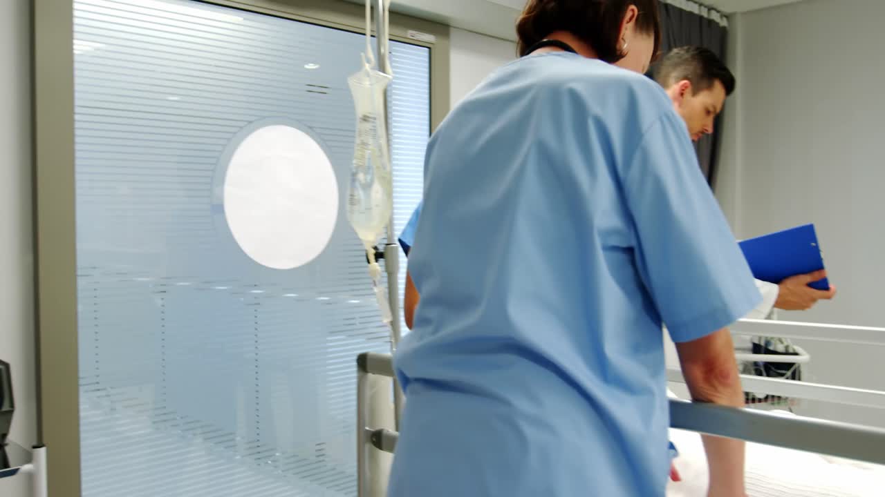 médicos colocando una máscara de oxígeno y ajustando un goteo intravenoso al paciente en la sala de emergencias