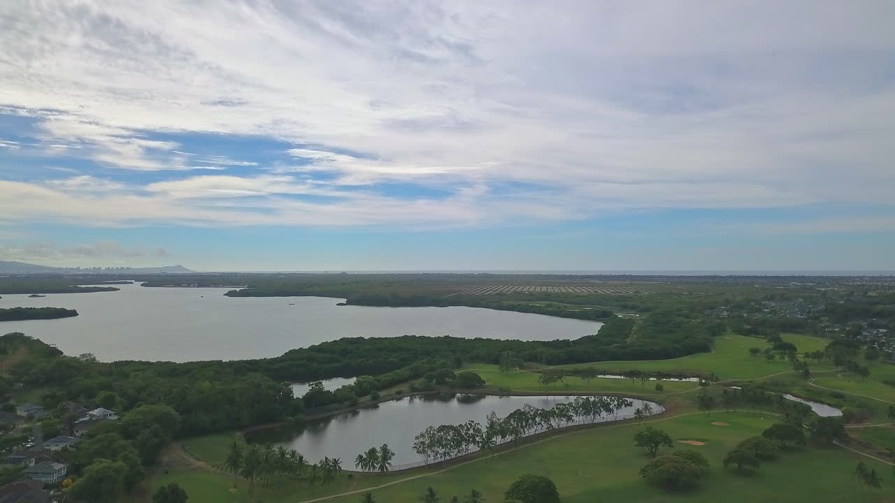 vista aérea del campo de golf de west loch con vistas a la bahía de honouliuli