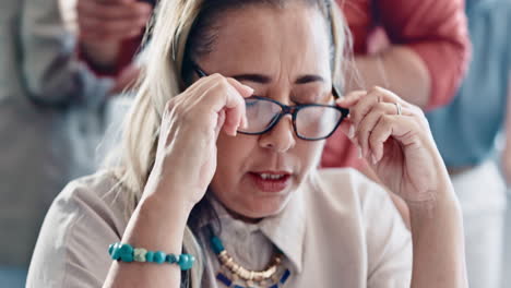 dolor de cabeza, estrés y multitarea mujer de negocios