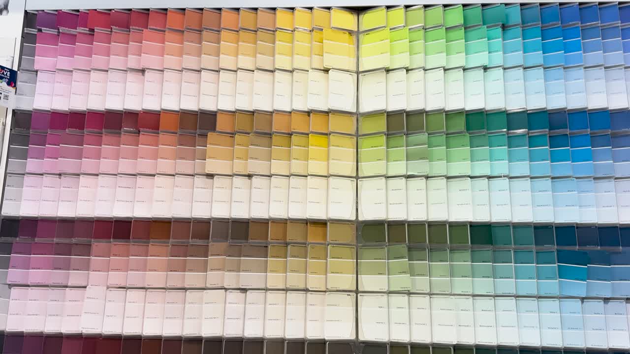 백화점 에 전시 된 페인트 플