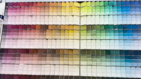 muestras de pintura expuestas en un almacén