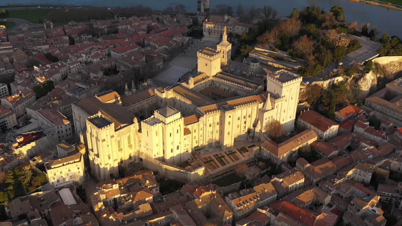 Vista aerea ravvicinata del Palazzo dei Papi ad Avignone all'alba, durante l'ora d'oro, in Francia.