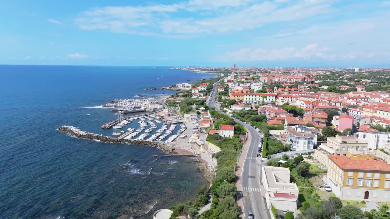 Vista costiera settentrionale lungo la strada costiera verso la Livorno industriale settentrionale, Italia, porta d'accesso alla Toscana