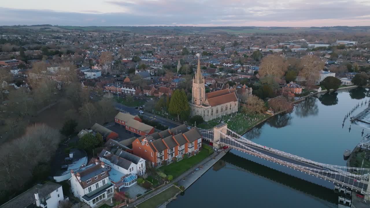 Marlow, Regno Unito: ampia inquadratura statica a tre quarti sul fiume al tramonto, con vista sulla città