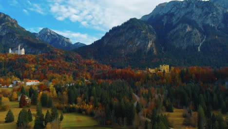 Vista-Relajante-Del-Dron-Bajando-Sobre-Los-árboles-En-El-Pintoresco-Campo-De-Otoño-En-La-Tarde-Cerca-Del-Castillo-De-Neuschwanstein-En-Alemania,-Europa,-Vista-Amplia