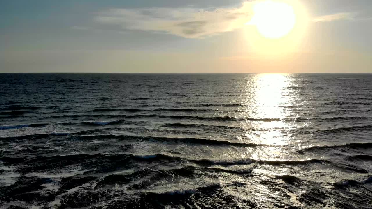 바다 위의 해가 뜨는 것.