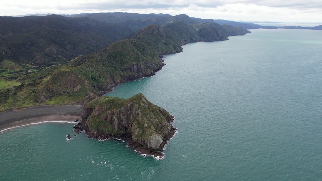 las cordilleras de waitakere y la isla de paratutae en la desembocadura del puerto de manukau en auckland, nueva zelanda