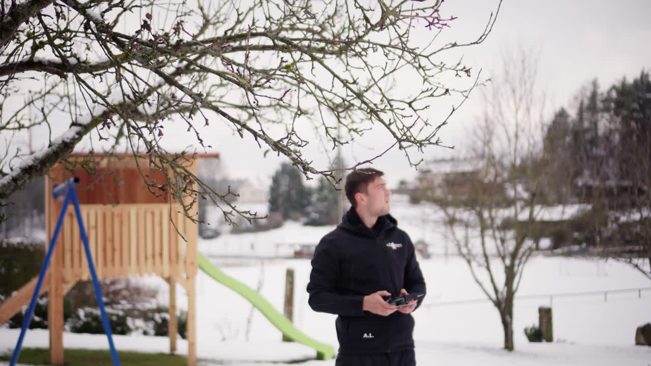 드론 원격 제어기를 사용하는 젊은 남자