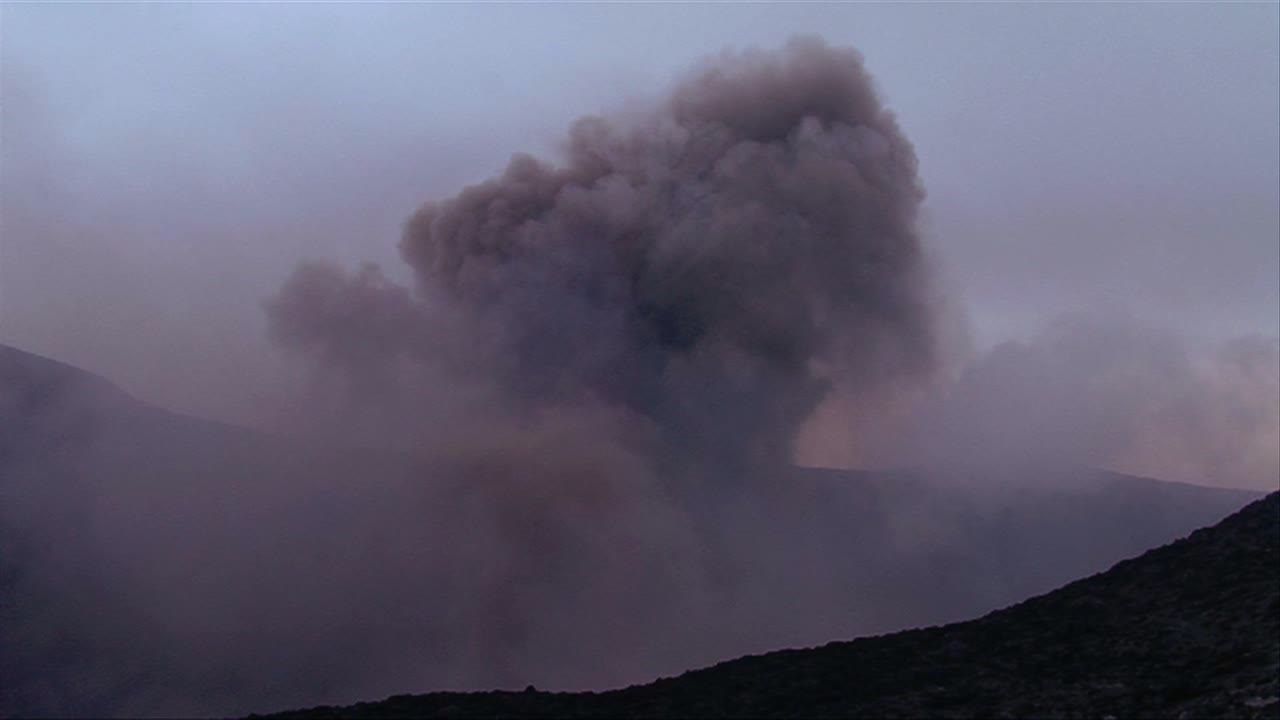 저 멀리 화산이 폭발하다