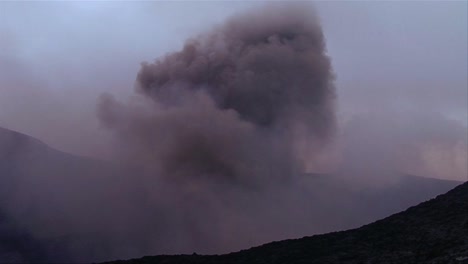 一座火山在遙遠處爆發