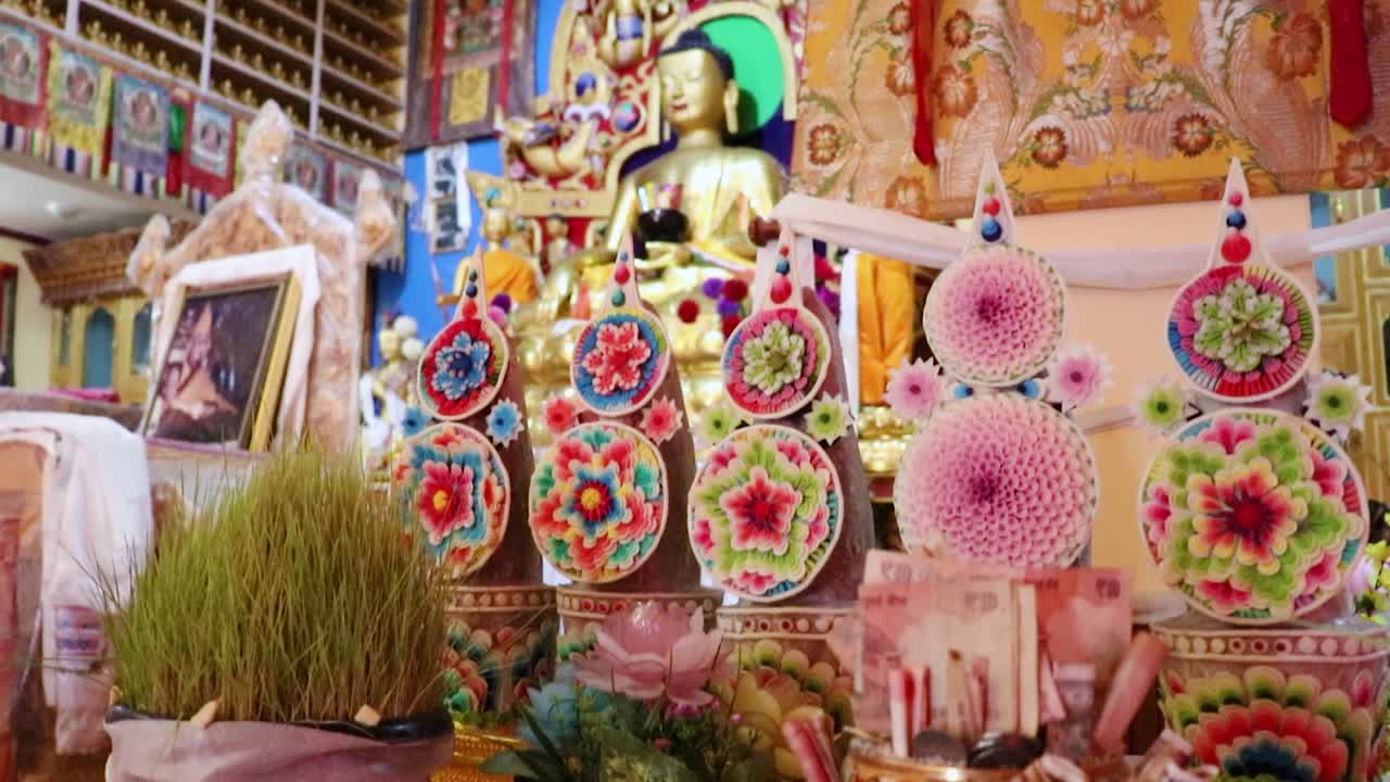 estatua de buda en el monasterio budista vista interior por la mañana desde diferentes ángulos el video se toma en manali himachal pradesh india el 22 de marzo de 2023