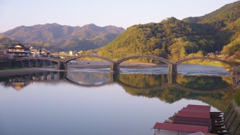 el puente arqueado de kintaikyo refleja una hermosa mañana de primavera en iwakuni, japón