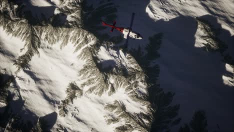 Hubschrauber-über-Bergen-Im-Schnee