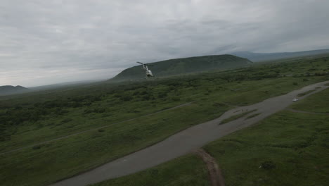 helicóptero sobre un paisaje rural