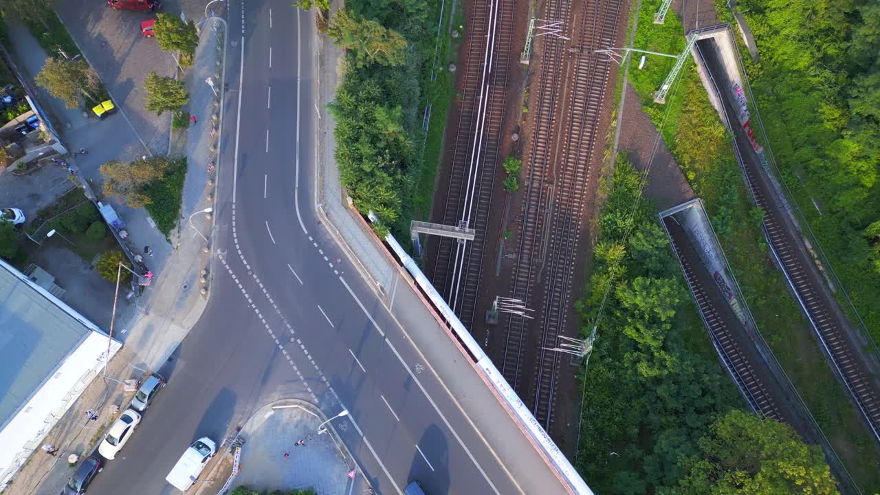 매끄러운 항공 상상 비행 트랙 노란색 교외 열차 플랫폼 s-bahn 역 다리, 베를린 mitte 2023년 여름