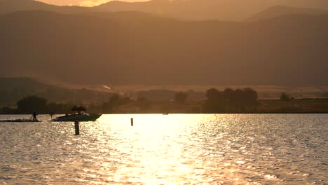 Wassersportaktivitäten-Im-Boulder-Reservoir-Während-Des-Sonnenuntergangs