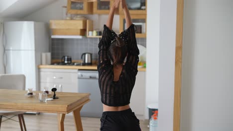 mujer haciendo ejercicio en una cocina