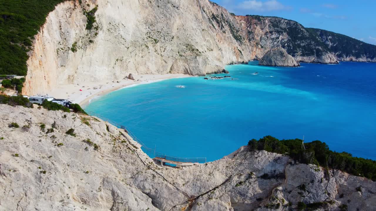 레프카다 (lefkada) 의 포르토 카치키 (porto katsiki) 해변의 놀라운 풍경, 색 가파른 절벽으로 둘러싸인 푸르키즈색 바물