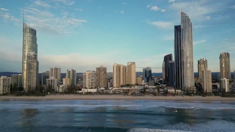 Antena-Paralela-Del-Horizonte-De-Surfers-Paradise-Desde-El-Océano,-Gold-Coast,-Queensland,-Australia-20230502