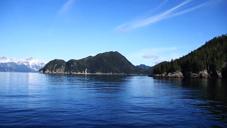 ondulación de las olas en el lago con montañas y pájaros en el fondo en alaska