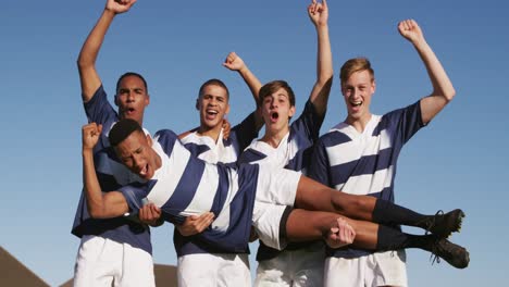 Jugadores-De-Rugby-Celebrando-En-El-Campo