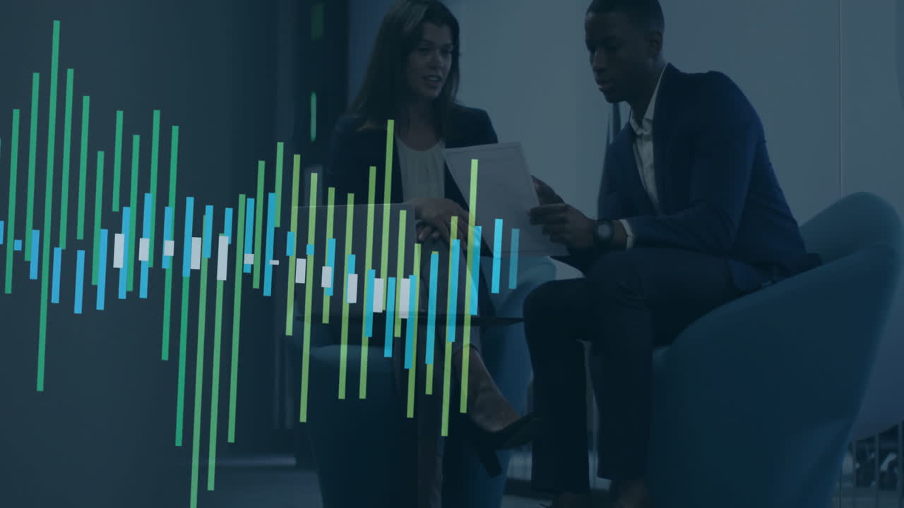 Professionisti che analizzano documenti, con animazione di grafico a barre su di essi