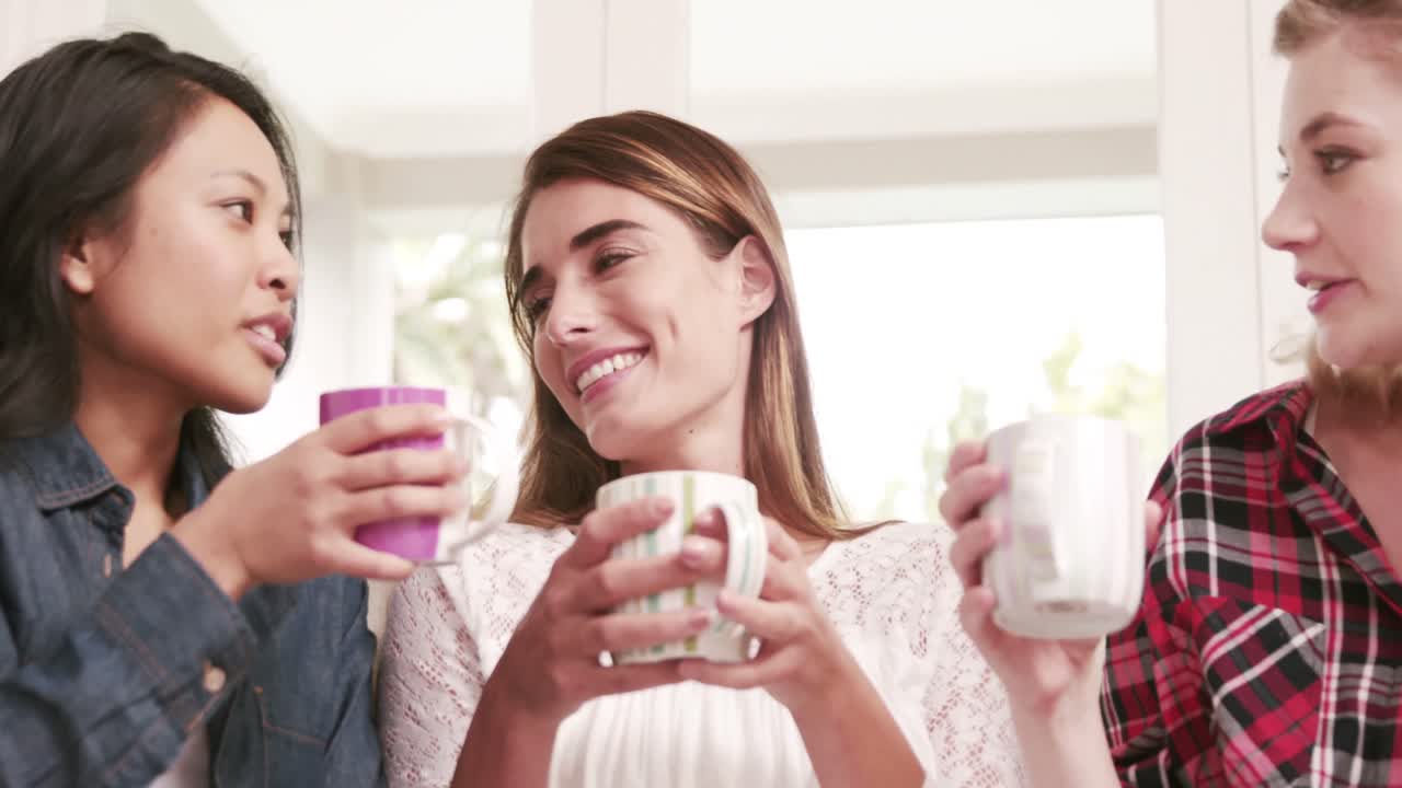 여자 친구 들 이 커피 를 마시고 대화 하고 있다