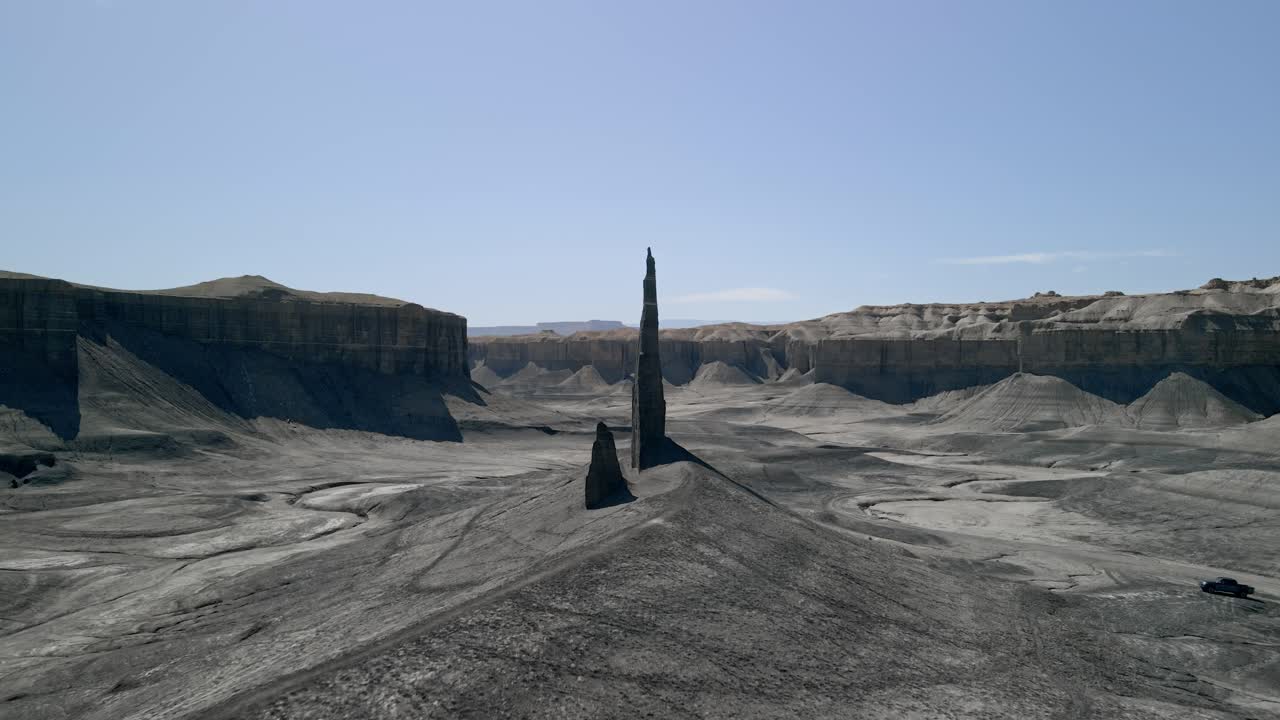 Drone a bassa quota in un canyon desertico