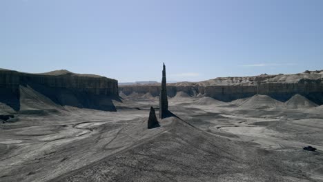 Drone-Bajo-En-El-Cañón-Del-Desierto