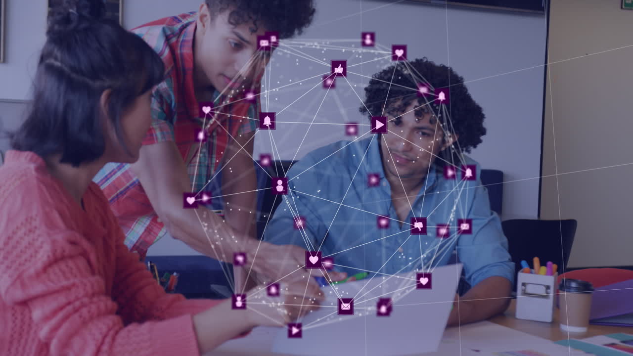 animación de iconos conectados que forman un globo sobre diversos compañeros de trabajo compartiendo ideas en la oficina