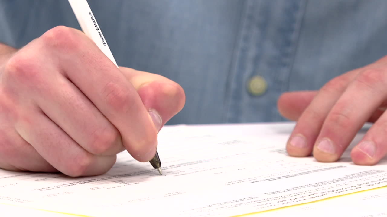 persona que está rellenando un formulario