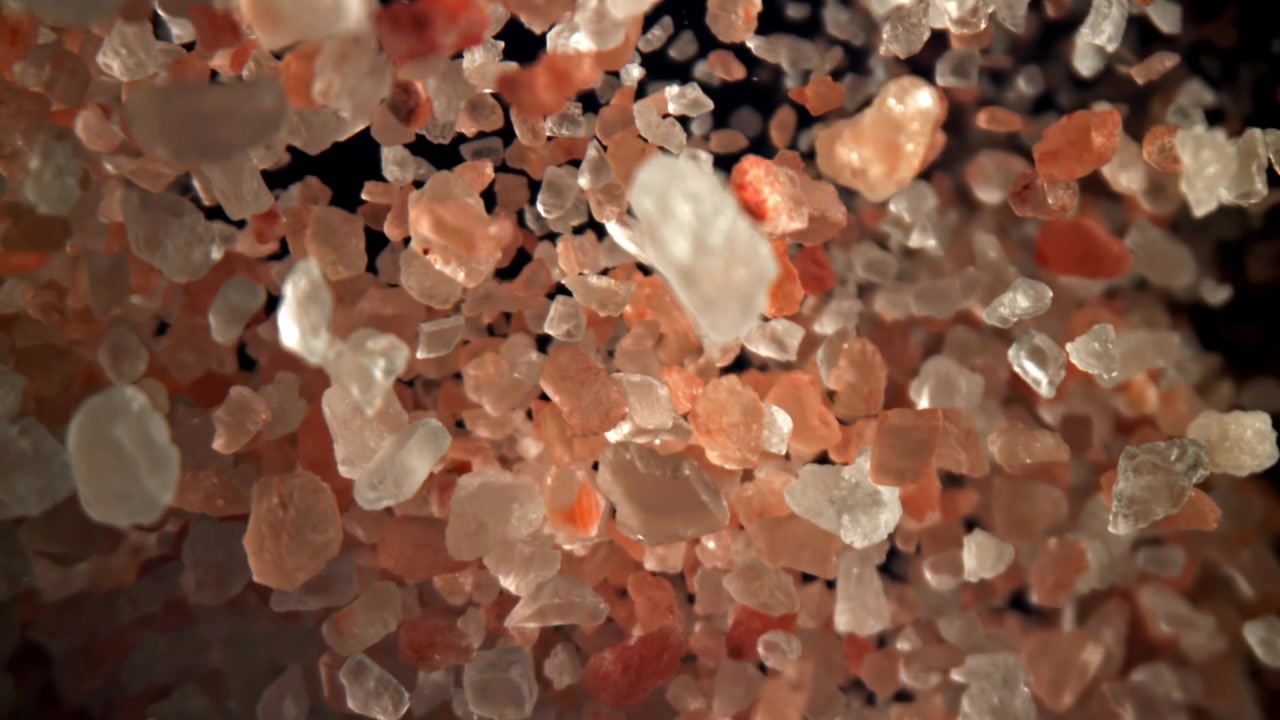 Yavaş çekimde düşen Himalaya pembe tuz kristalleri