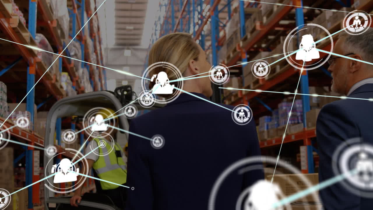 animación de iconos conectados por líneas sobre vista trasera de gerentes caucásicos discutiendo en el almacén.