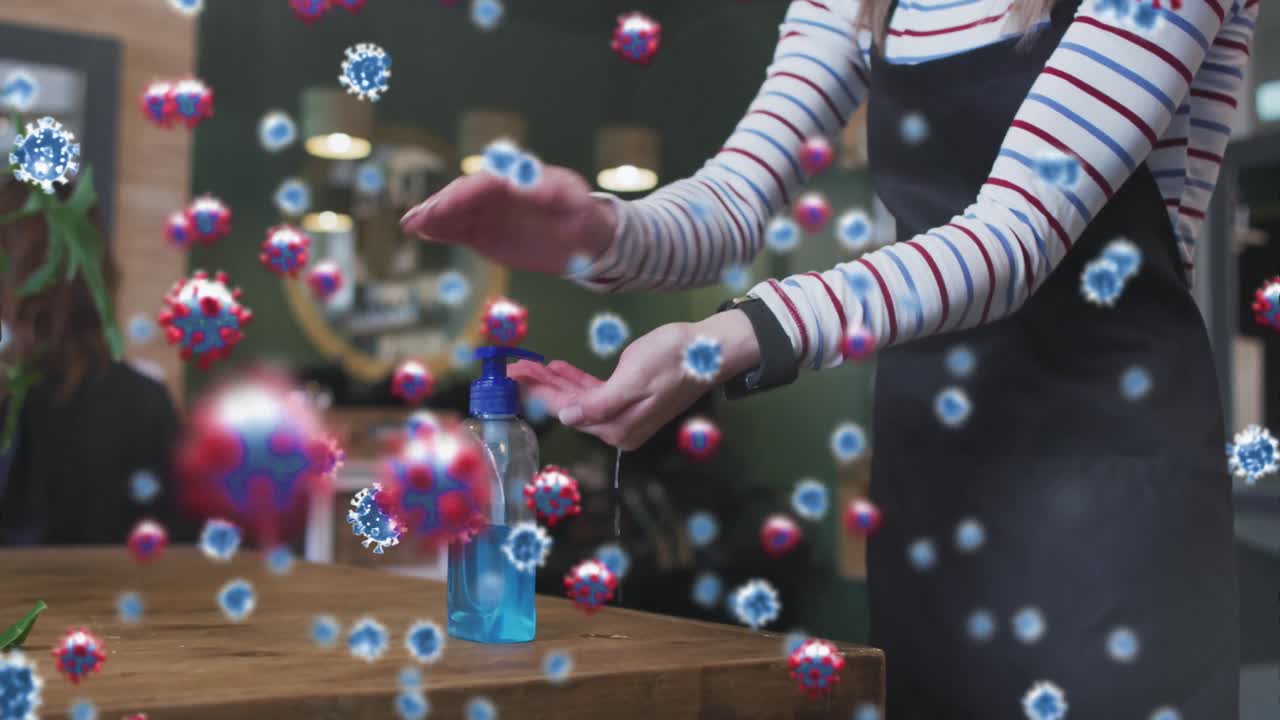 코로나바이러스 세포의 애니메이션 백인 여성 미용사가 손을 소독하고 있습니다.