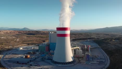 humo de un avión no tripulado de una central eléctrica de carbón rastreando la chimenea panorámica puesta de sol