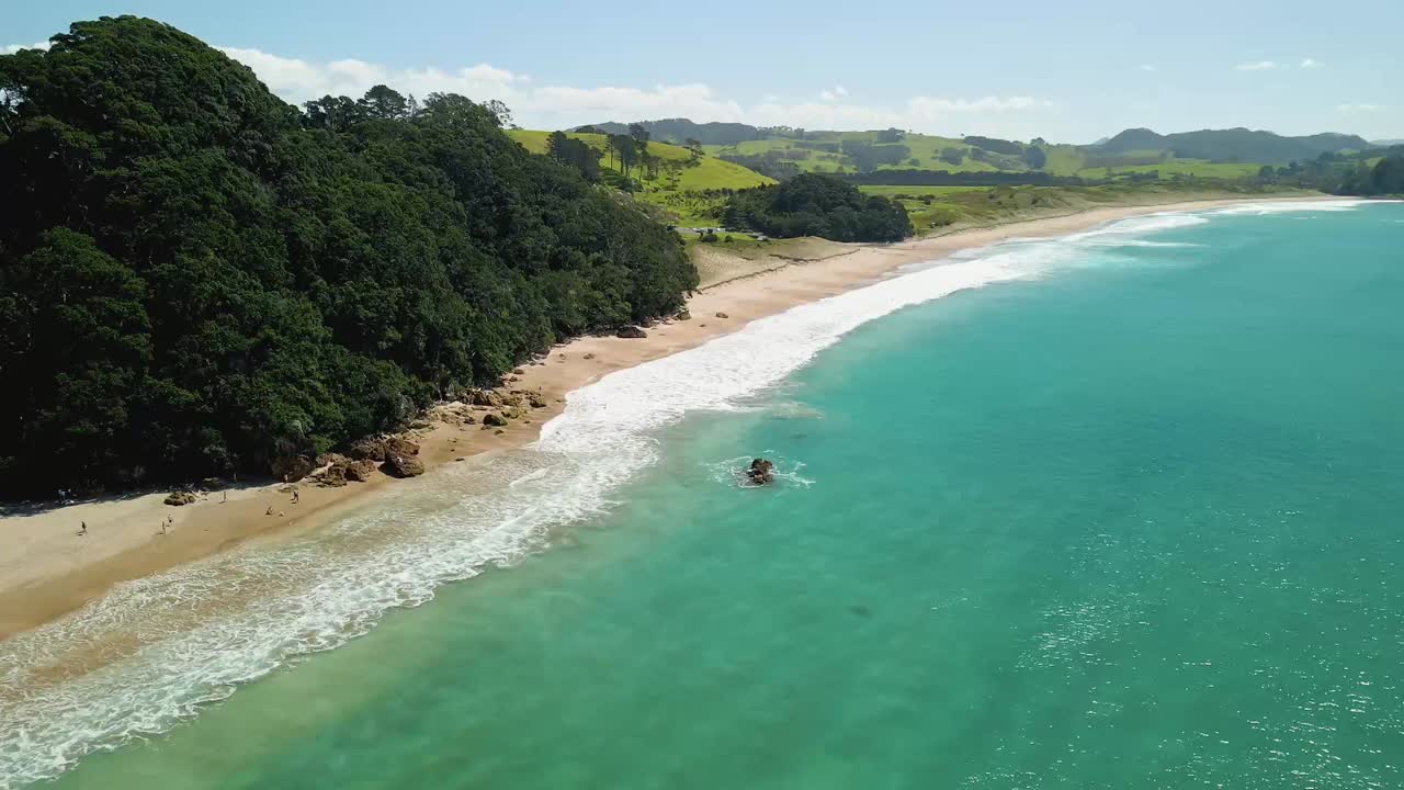 panorámica cinematográfica alrededor del mirador escénico de la playa en nueva zelanda