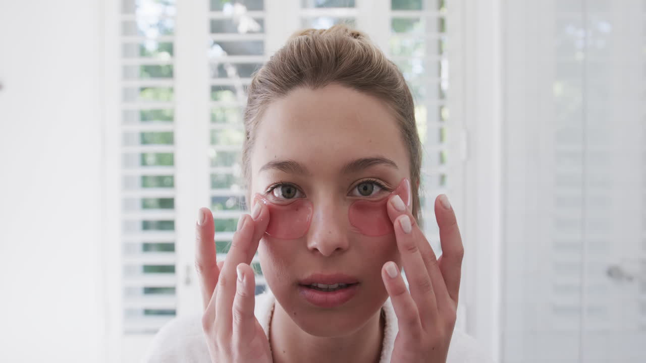 mujer biracial trabajando y pasando tiempo sola en casa, cámara lenta