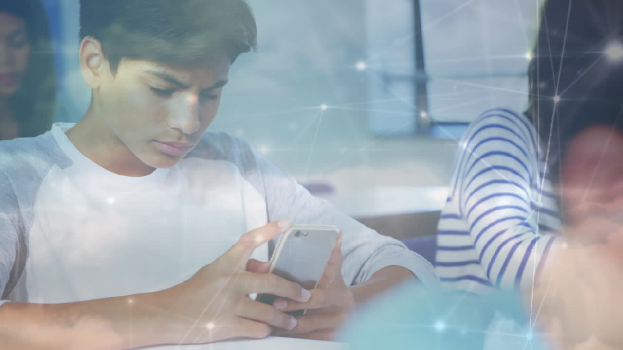 animación de una red de conexiones sobre un escolar biracial que usa un teléfono inteligente