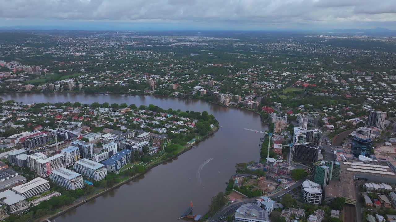 brissy brisbane city river australia drone aéreo cielo azul mañana nublado verano otoño invierno aussie rascacielos edificios canguro parque acantilados puente parque ferry citycats botes hopper movimiento hacia abajo
