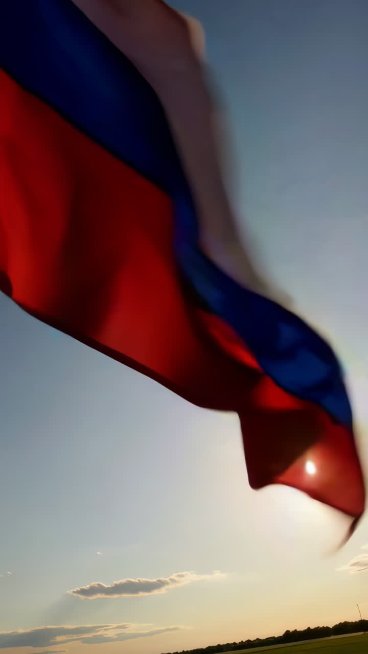 Gün Batımı Gökyüzünde Dalgalanan Rus Bayrağı