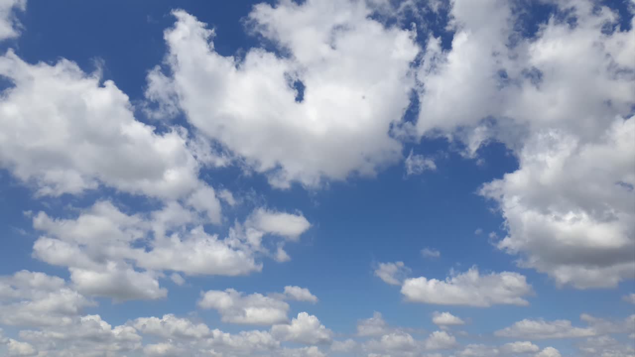 cielo de verano nube de lluvia lapso de tiempo a media tarde