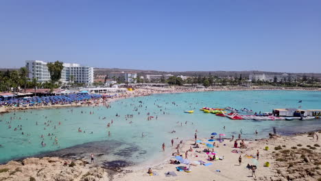 Luftaufnahme-Eines-Wunderschönen-Sandstrandes-Mit-Sichtbaren-Wassersport--Und-Strandeinrichtungen