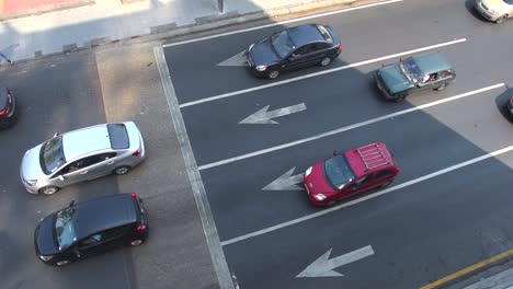 Vista-Superior-De-Autos-Circulando-En-Una-Avenida-Principal-En-Guayaquil