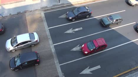 vista superior de autos circulando en una avenida principal en guayaquil