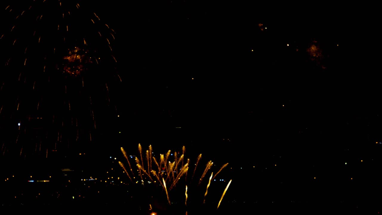 밤의 휴일 하늘에서 반이는 불꽃놀이