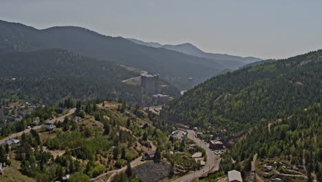 Dron-V4-Aéreo-De-Colorado-Black-Hawk-Volando-Sobre-Casas-Y-árboles-En-La-Ladera-De-La-Montaña-Con-Una-Vista-De-Los-Edificios-Del-Casino-En-La-Distancia---Filmado-En-Dji-Inspire-2,-X7,-6k---Agosto-De-2020