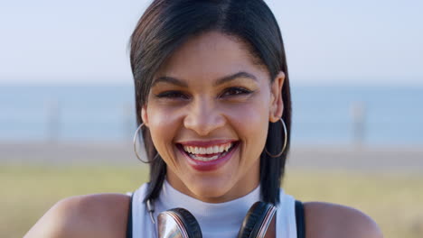 Mujer-Feliz,-Cara-Y-Sonrisa-Mientras-Está-Al-Aire-Libre-En-El-Mar