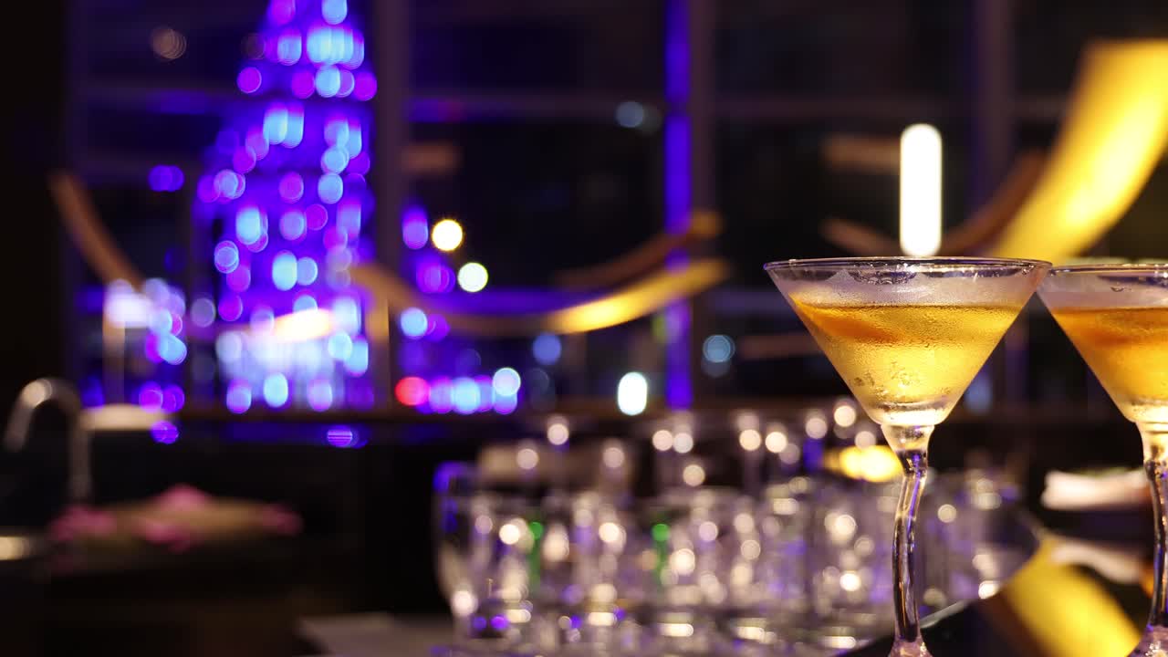 bicchieri da martini esposti in un bar di lusso